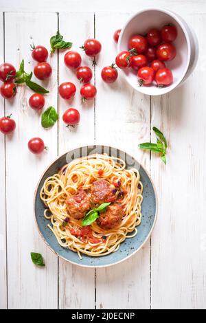 Spaghetti mit hackbällchen und Tomatensauce auf einer Platte Stockfoto