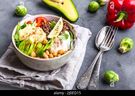 Schüssel mit gesunden Salat Stockfoto