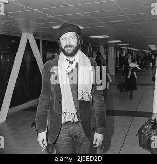 Eric Clapton stellte sich vor, wie er den Flughafen Heathrow nach Kalifornien verließ. Eric sagte, er werde Pattie Boyd treffen, um in der Wüste zu heiraten. Bild aufgenommen am 26.. März 1979 Stockfoto