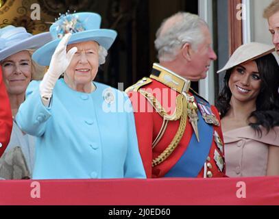 Queen Elizabeth, ME London 6102018- Prinz Charles meghan markle Queen Elizabeth und Camilla Parker Bowles,Herzogin von Sussex, Herzog und Herzogin von Cornwall auf Balkon Queen Birthday, Truppenfarbe London UK - Pressefoto Stockfoto