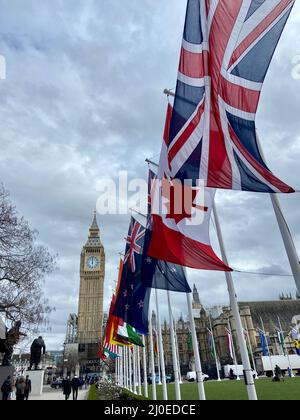 London, Großbritannien - 03.14.2022: Commonwealth Day am Parliament Square, Westminster, London. Früher war das Empire Day Fest der Einheit von 54 Ex-Kolonien hier die Flaggen dieser Länder Stockfoto