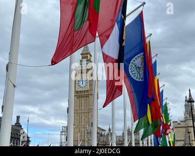 London, Großbritannien - 03.14.2022: Commonwealth Day am Parliament Square, Westminster, London. Früher war das Empire Day Fest der Einheit von 54 Ex-Kolonien hier die Flaggen dieser Länder Stockfoto