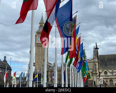 London, Großbritannien - 03.14.2022: Commonwealth Day am Parliament Square, Westminster, London. Früher war das Empire Day Fest der Einheit von 54 Ex-Kolonien hier die Flaggen dieser Länder Stockfoto