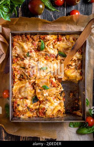 Blick von oben auf eine traditionelle italienische Lasagne Stockfoto