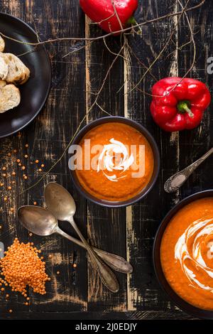 Kürbissuppe mit Sahne Stockfoto