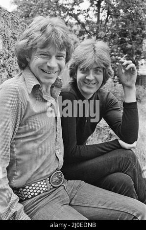 Nick Lowe dunkles Hemd) und Dave Edmunds (in hellerem Hemd), die 1979 zusammen abgebildet wurden. Nick und Dave gründeten Ende 1970s die Band Rockpile und hatten verschiedene Solo-Hits wie Dave Edmunds Nummer 1 Single I Hear You Knocking 1970 und Nick Lowes I Love The Sound of Breaking Glass 1978. Rockpile war eine britische Rock and Roll-Gruppe der späten 1970s und frühen 1980s, bekannt für seine starken Pub-Rock-, Rockabilly- und Power-Pop-Einflüsse und als fundamentaler Einfluss auf die neue Welle. Die Band bestand aus Dave Edmunds (Gesang, Gitarre), Nick Lowe (Gesang, Bassgitarre), Billy Bremner (Voc Stockfoto