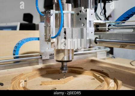 Fräsmaschine zum Schneiden von Holz in der Werkstatt Stockfoto