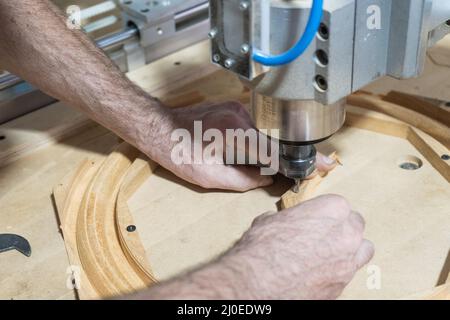 Fräsmaschine zum Schneiden von Holz in der Werkstatt Stockfoto