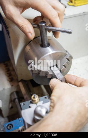 Drehen Sie die Einstellung vor der präzisen Arbeit Stockfoto