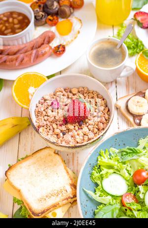 Müsli mit verschiedenen Arten von Frühstück oder Brunch Stockfoto