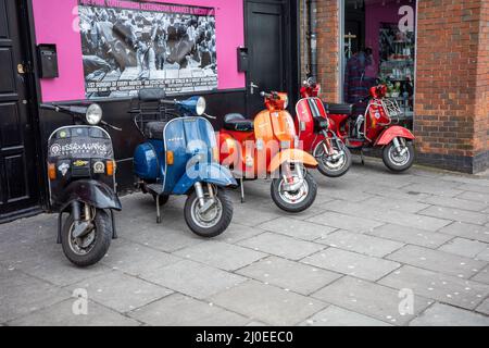 Fünf Motorroller sind in Rayleigh ausgestellt Stockfoto