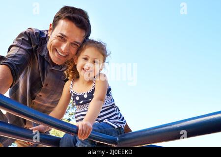 Park-Spielzeit. Porträt eines Vaters und einer Tochter in der Dschungelhalle. Stockfoto