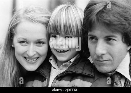 Darsteller Dustin Hoffman mit der Schauspielerin Meryl Streep und dem jungen Justin Henry, die alle gemeinsam im Film „Kramer vs Kramer“ zu sehen sind. März 1980. Stockfoto