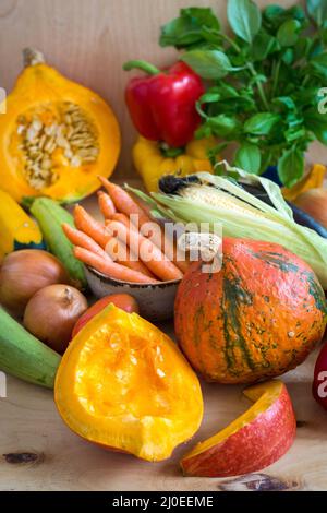 Kürbis in Scheiben geschnitten und verschiedene Gemüse Stockfoto