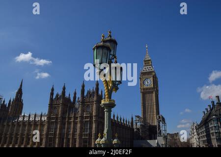 London, England, Großbritannien. 18. März 2022. Das Gerüst wurde fast vollständig von Big Ben entfernt, da die Renovierungsarbeiten endlich abgeschlossen sind. Die Arbeiten am Wahrzeichen, offiziell Elizabeth Tower genannt, begannen 2017 und das letzte verbleibende Gerüst soll in den kommenden Tagen entfernt werden. (Bild: © Vuk Valcic/ZUMA Press Wire) Stockfoto