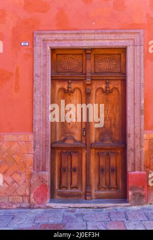 Alte Holztür in der historischen Innenstadt von San Miguel de Allende, Mexiko Stockfoto