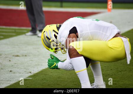 (FILE PHOTOS).Ex Oregon Ducks Defensive End (5) Kayvon Thibodeaux soll im NFL Draft 2022 in die Top 5 gehen, hier ist er am 2. November 2019 im Vergleich zu den USC Trojanern zu sehen, der NFL Draft wird am 28. April 2022 in Las Vegas, Nevada, stattfinden.( Stockfoto