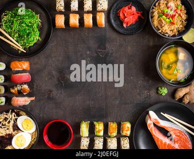 Sushi und die japanische Küche auf dunklem Hintergrund Stockfoto