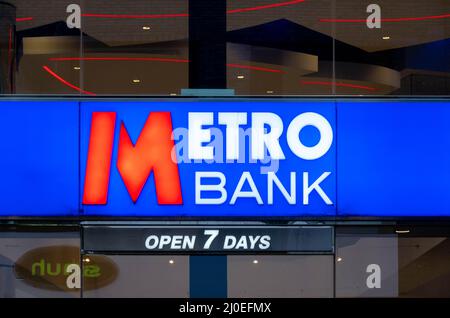 Auf dem Schild der Metro Bank an einem Fenster steht, dass die Bank im Stadtzentrum von Liverpool 7 Tage die Woche geöffnet ist Stockfoto