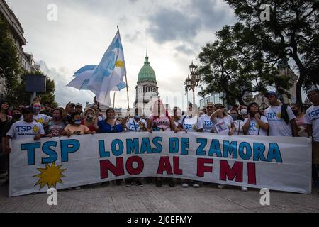 Buenos Aires, Argentinien. 17. März 2022. „Nein zum IWF“, heißt es auf dem Transparent, das eine linke Gruppe aus der Stadt Lomas de Zamora im Süden des Großraums Buenos Aires während der Veranstaltung auf der Plaza del Congreso trug. Die Linke Front hielt zusammen mit anderen sozialen, politischen, gewerkschaftlichen, studentischen und Menschenrechtsorganisationen eine Demonstration ab und handelte vor dem Nationalkongress, um die Vereinbarung abzulehnen, die im Senat zwischen der Regierung National und dem IWF diskutiert wurde. Kredit: SOPA Images Limited/Alamy Live Nachrichten Stockfoto