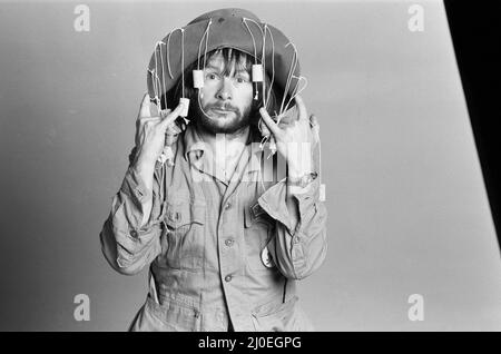 Bill Oddie von den Goodies fliegt nach Australien, um Vögel zu suchen. Er wird für das neue Buch, das er über die Vogelwelt schreibt, fotografieren und Material recherchieren. 3.. Januar 1978. Stockfoto