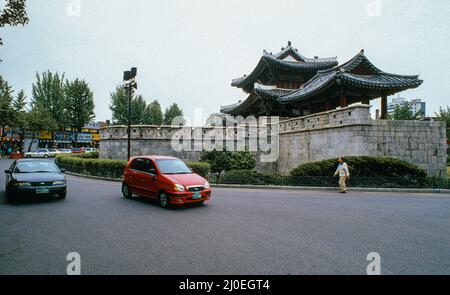 Das Pungnammun-Tor ist der einzige verbleibende Teil der Stadtmauer in der Provinzhauptstadt Jeonju, der ursprünglich aus der Joseon-Dynastie im 14. Jahrhundert stammt, aber mehrmals zerstört und restauriert wurde. Stockfoto