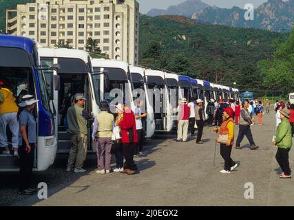 Südkoreanische Touristen, die auf eine Reise in die Kumgang-Berge in Nordkorea warten. Stockfoto