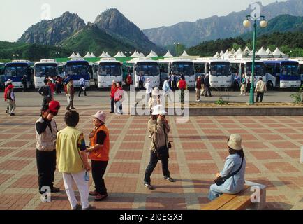 Südkoreanische Touristen, die auf eine Reise in die Kumgang-Berge in Nordkorea warten. Stockfoto