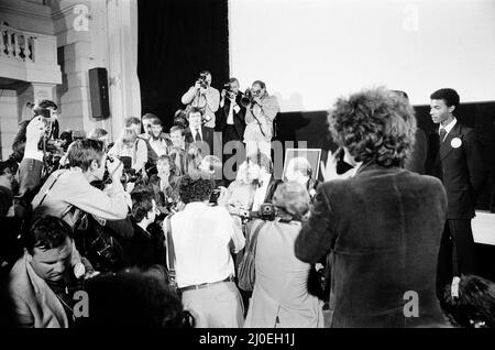 John Travolta und sein Co-Star Olivia Newton John in England während der Woche der Veröffentlichung des Films Grease.das Paar sah hier eine Pressekonferenz. Am 14.. September 1978 wurde in Großbritannien Fett freigesetzt. Grease ist ein amerikanischer romantischer Komödienfilm aus dem Jahr 1978, der auf dem gleichnamigen Musical von Jim Jacobs und Warren Casey basiert. Der Film zeigt das Leben der Rydell-Gymnasiasten Danny Zuko und Sandy Olsson Ende 1950s. Regie führte Randal Kleiser, geschrieben von Bronte Woodard, der Film zeigt John Travolta als Danny, Olivia Newton-John als Sandy und Stockard Channing als Betty Rizzo. G Stockfoto