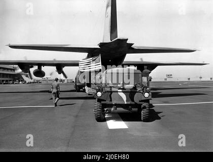 Eine Lockheed C-130 Hercules kommt am Flughafen Newcastle an und trägt amerikanische Artilleriemänner für die NATO-Übung in Northumberland. 13.. Mai 1980. Stockfoto