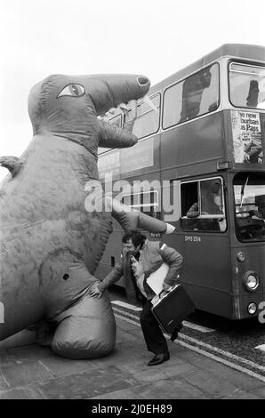 Auf dem Londoner Trafalgar Square kämpfen sich zwei Dinosaurier, die so hoch wie ein Doppeldeckerbus sind. Die Veranstaltung soll die Boys and Girls Exhibition bekannt geben, die am 10.. märz im Alexandra Palace eröffnet wird. Die riesigen lebensgroßen Monster kämpfen im tödlichen Kampf auf der Ausstellung. 6.. März 1979. Stockfoto