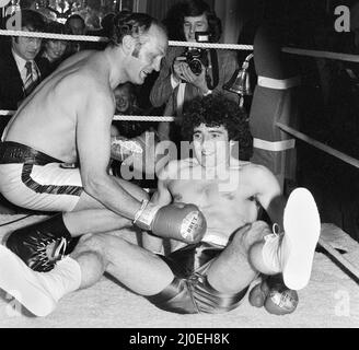 Der englische Fußballspieler Kevin Keegan und der ehemalige britische Boxer Henry Cooper drehten einen Werbespot für das Faber-Produkt Brut 33. Keegan und Cooper drehten für eine nationale Fernseh- und Plakatkampagne mit über £500.000. 31.. März 1980. Stockfoto