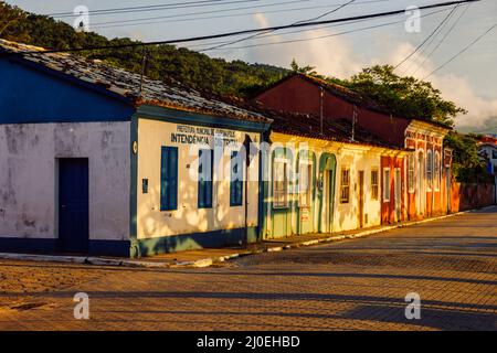 19. Januar 2022. Florianopolis, Brasilien. Straße mit alten bunten Häusern in Ribeirao da Ilha Stockfoto