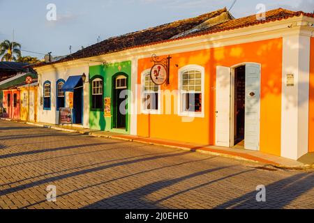 19. Januar 2022. Florianopolis, Brasilien. Straße mit alten bunten Häusern in Ribeirao da Ilha Stockfoto