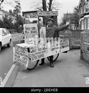 Commander Bill Boaks, der von seinem Haus in der Nähe von Kingston in seiner eigenen speziellen Wahlkampfform unterwegs ist - ein umgebautes Fahrrad. Die Wahlzeit ist für Commander Bill Boaks, R.N., sehr geschäftig.seit über 30 Jahren versucht Bill, ins Parlament gewählt zu werden und hat bereits über £2000 Einlagen verloren, weil er nie ins Parlament kommt. 10.. April 1979. Stockfoto