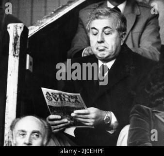 Doug Ellis, Chairman Aston Villa Football Club, Samstag, 3.. November 1979. Unser Bild Zeigt ... Doug Ellis sitzt auf der Tribüne und liest das Spielprogramm vor dem Spiel der Aston Villa gegen Bolton Wanderers, Villa Park. Letzte Nacht verlor er einen Kampf um die Entfernung von drei Kameraden und steht nun vor einem weiteren Kampf um sein eigenes Überleben. Stockfoto