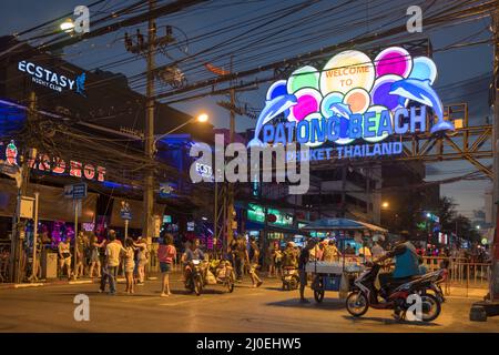 Die Bangla Road Walking Street in Patong ist berühmt für ihr Nachtleben. Patong ist einer der belebtesten Teile von Phuket. Stockfoto