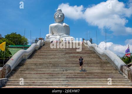 Der berühmte 45 Meter große Big Buddha in Karon in Phuket. Phuket ist eine große Insel und ein beliebtes Reiseziel im Süden Thailands. Stockfoto