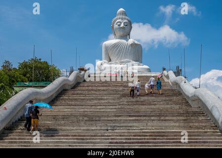 Der berühmte 45 Meter große Big Buddha in Karon in Phuket. Phuket ist eine große Insel und ein beliebtes Reiseziel im Süden Thailands. Stockfoto