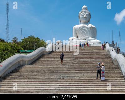 Der berühmte 45 Meter große Big Buddha in Karon in Phuket. Phuket ist eine große Insel und ein beliebtes Reiseziel im Süden Thailands. Stockfoto
