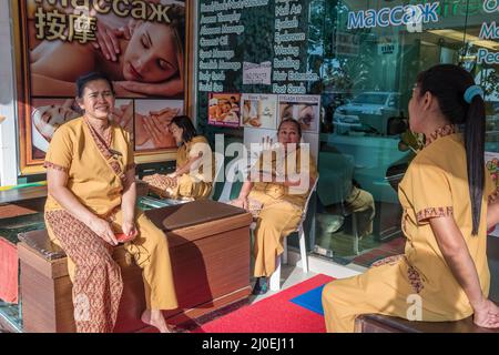 Urbane Szene von der Thawewong Road entlang des Patong Beach. Pastong ist in der Regel eines der verkehrsreichsten Reiseziele in Phuket, Thailand. Stockfoto