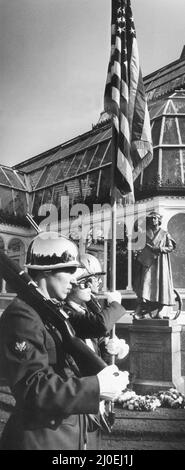 Columbus Day Celebrations at Sefton Park Palm House, Liverpool, 12.. Oktober 1978. Der Kolumbus-Tag ist ein nationaler Feiertag, an dem offiziell der Jahrestag der Ankunft von Christoph Kolumbus und der europäischen Entdeckung des amerikanischen Kontinents am 12.. Oktober 1492 begangen wird. Die Landung wird als 'Columbus Day' in den Vereinigten Staaten gefeiert auf dem Bild nehmen amerikanische Soldaten der Burtonwood Army Base an der offiziellen Zeremonie Teil. Stockfoto