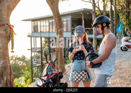 Die Menschen halten an, um Fotos von der Küstenstraße südlich von Karon in Phuket, Thailand, zu machen Stockfoto