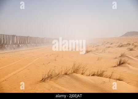 Güterwagen des längsten Zuges der Welt durchqueren die Wüste in der Region Adrar, Mauretanien Stockfoto