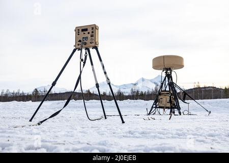 Ein AN/TRN-47 Tactical Air Navigation (TACAN)-System wird neben dem Flugplatz der Bardufoss Air Station zur Unterstützung der Übung Cold Response 2022, Norwegen, 9. März 2022, eingesetzt. Das TACAN ist ein Navigationssystem, das von Militärflugzeugen verwendet wird und dem Benutzer die Haltung und Entfernung zu einer Boden- oder schiffsgestützten Station bietet. Übung Cold Response ’22 ist eine alle zwei Jahre stattfindende Übung in ganz Norwegen, an der jeder seiner Militärdienste sowie 26 weitere mit der Organisation des Nordatlantikvertrags verbundene Nationen und regionale Partner teilnehmen. (USA Marine Corps Foto von Chief Warrant O Stockfoto