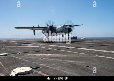 220317-N-DU622-1033 PAZIFISCHER OZEAN (MÄRZ 17, 2022) Ein C-2 Greyhound, von den 'Anbietern' des Fleet Logistics Support Squadron (VRC) 30, landet auf dem Flugdeck des Flugzeugträgers USS Nimitz (CVN 68). Nimitz führt derzeit Routineoperationen durch. (USA Navy Foto von Mass Communication Specialist 3. Class Justin McTaggart) Stockfoto
