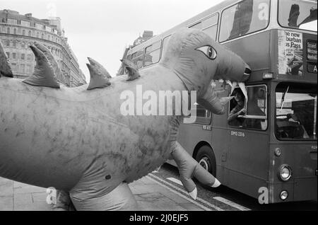 Auf dem Londoner Trafalgar Square kämpfen sich zwei Dinosaurier, die so hoch wie ein Doppeldeckerbus sind. Die Veranstaltung soll die Boys and Girls Exhibition bekannt geben, die am 10.. märz im Alexandra Palace eröffnet wird. Die riesigen lebensgroßen Monster kämpfen im tödlichen Kampf auf der Ausstellung. 6.. März 1979. Stockfoto