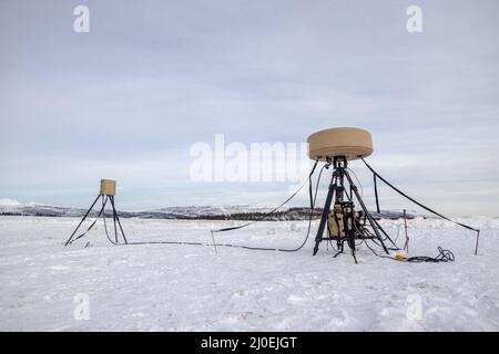 Ein AN/TRN-47 Tactical Air Navigation (TACAN)-System wird neben dem Flugplatz der Bardufoss Air Station zur Unterstützung der Übung Cold Response 2022, Norwegen, 9. März 2022, eingesetzt. Das TACAN ist ein Navigationssystem, das von Militärflugzeugen verwendet wird und dem Benutzer die Haltung und Entfernung zu einer Boden- oder schiffsgestützten Station bietet. Übung Cold Response ’22 ist eine alle zwei Jahre stattfindende Übung in ganz Norwegen, an der jeder seiner Militärdienste sowie 26 weitere mit der Organisation des Nordatlantikvertrags verbundene Nationen und regionale Partner teilnehmen. (USA Marine Corps Foto von Chief Warrant O Stockfoto