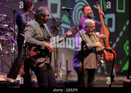 17. März 2022, Rom, Latium, Italien: Gli Inti Illimani, eine chilenische historische Gruppe, mit dem Singer-Songwriter Giulio Wilson in ''Vale La Pena Tour''' 2022 im Auditorium Parco della Musica in Rom. (Bild: © Daniela Franceschelli/Pacific Press via ZUMA Press Wire) Stockfoto