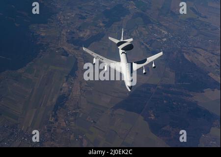 Ein NATO E3A Sentry Airborne Warn- und Kontrollsystem verlässt das Gebiet über Osteuropa, nachdem es am 9. März 2022 von einem US Air Force KC-135 Stratotanker der Royal Air Force Mildenhall, England, betankt wurde. Das AWACS von E3 ist ein wichtiges Instrument zur Sammlung von Informationen, das die NATO nutzt, um jederzeit wachsam zu bleiben. (USA Foto der Luftwaffe von Staff Sgt. Malissa Lott) Stockfoto